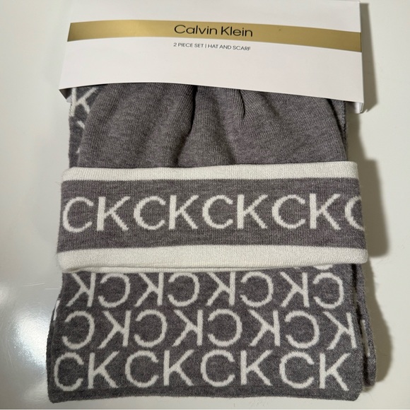 Calvin Klein - NWT - 2 Piece Set - Hat and Scarf - Picture 1 of 4